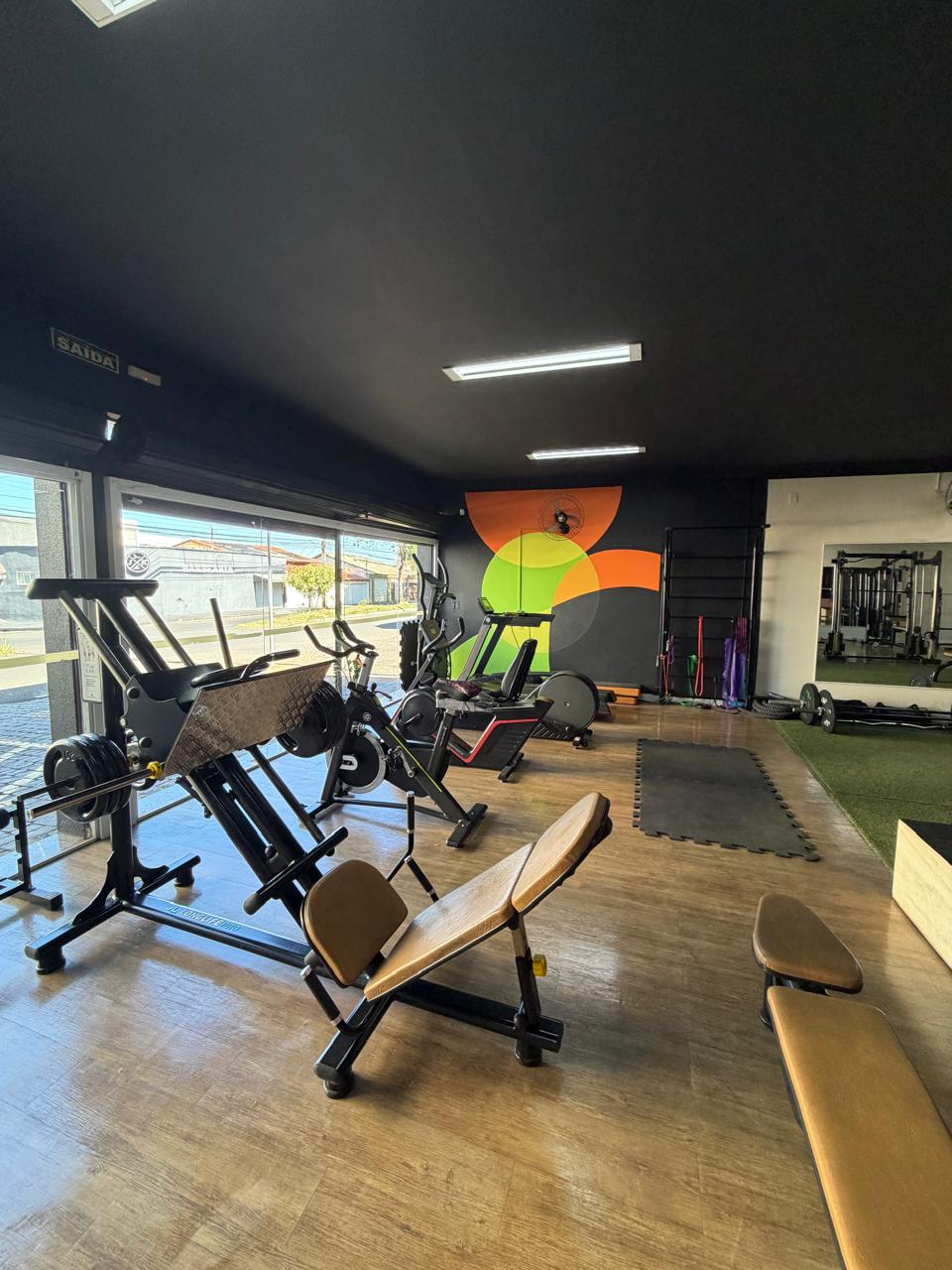 Aparelhos do LD Studio com a parede do mural ao fundo